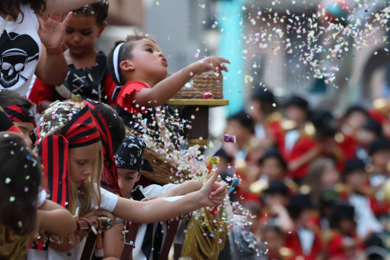 Les carrosses de Gata omplin el recorregut d’enginy, confeti,… i crítiques per l’entrada de bous “sorpresa” Les carrosses de Gata omplin el recorregut d’enginy, confeti,… i crítiques per l’entrada de bous “sorpresa”